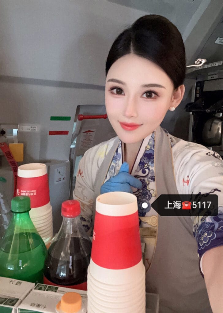 上海外围 170大长腿海航最美空姐 天然E全身雪白完美身材比例 日常写真
