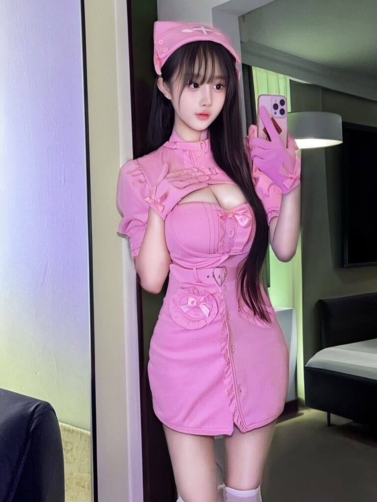 广州外围 05年甜美cos新人纯兼职 童颜巨灯紧致三点粉 生活照