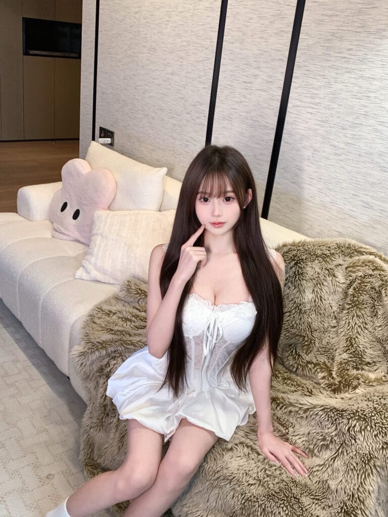 深圳外围 福田新人05年小纯 皮肤白皙纯天然无整166天然D 艺术照