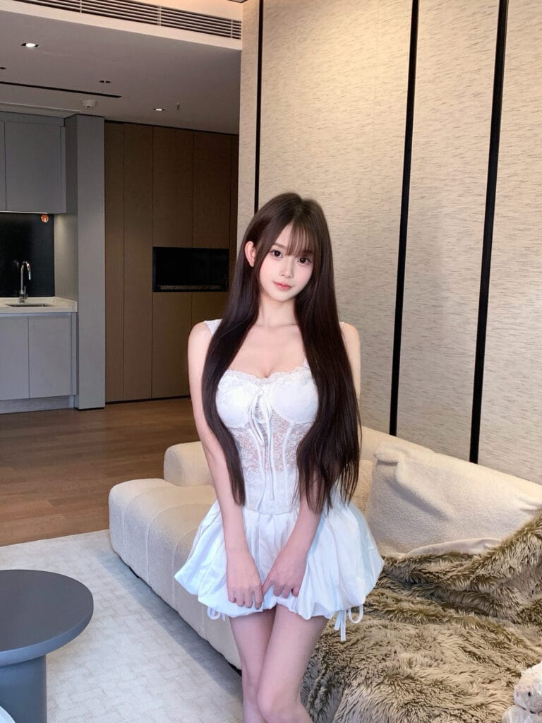 深圳外围 福田新人05年小纯 皮肤白皙纯天然无整166天然D 全身照