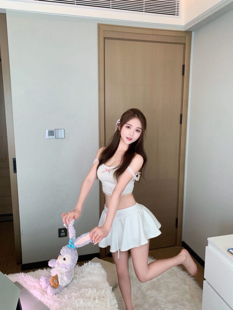 广州外围 05年小清纯刚破壳 168D笔直长腿待客温柔如初恋 氛围写真