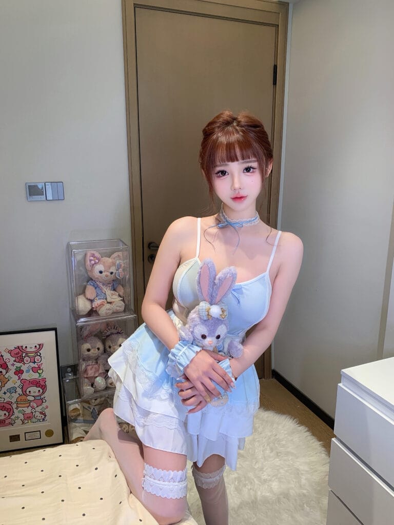 广州外围 04年童颜巨乳小纯169大E 纯天然挺拔不下垂 上下粉嫩 生活照