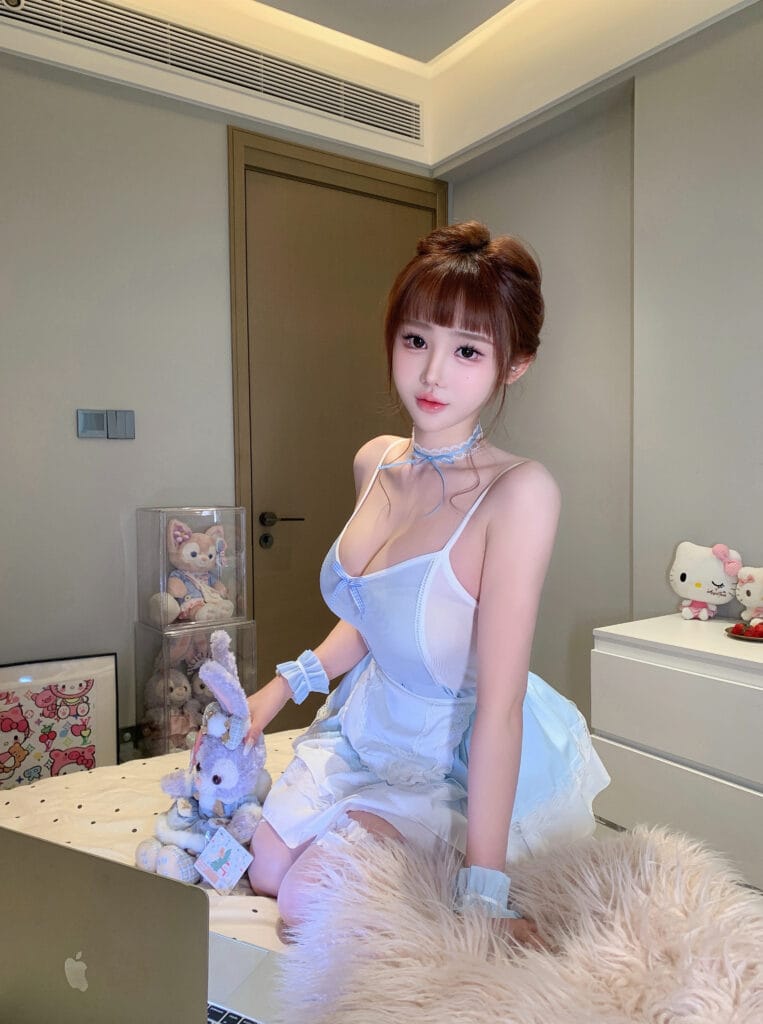 广州外围 04年童颜巨乳小纯169大E 纯天然挺拔不下垂 上下粉嫩 日常写真