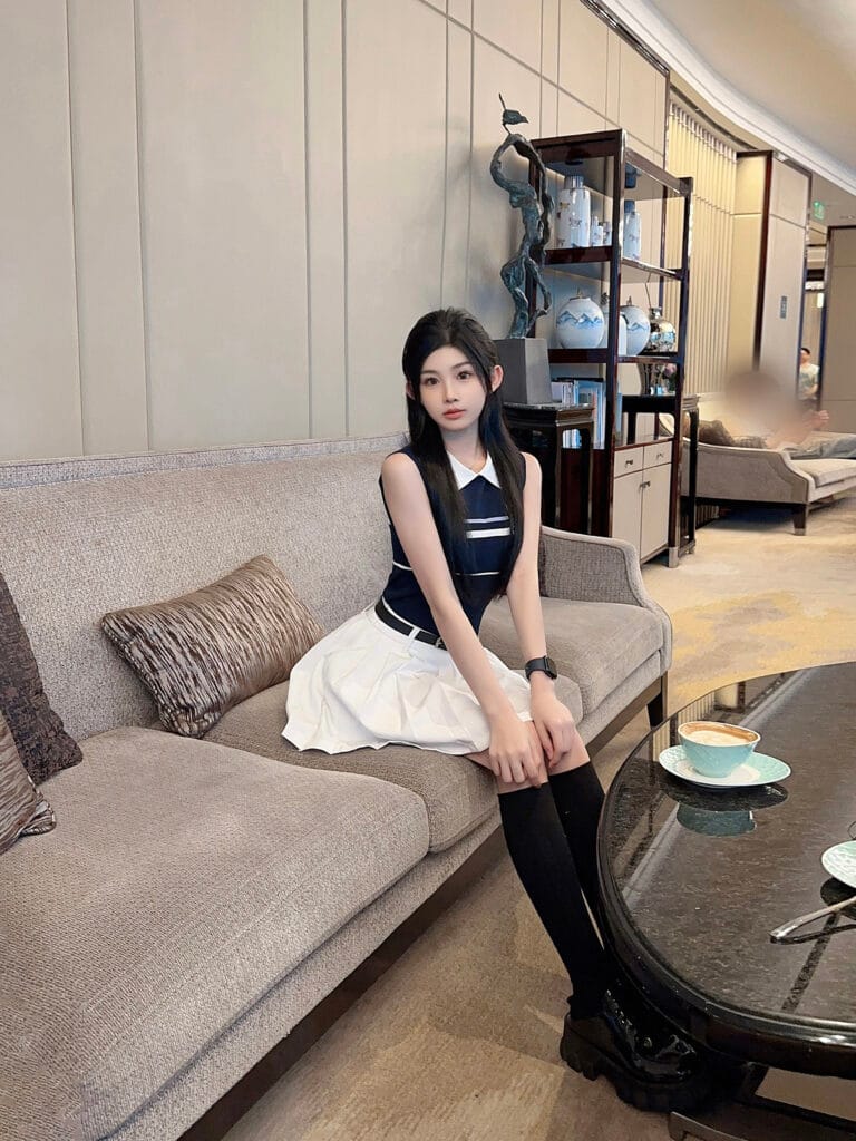 广州外围 165天然无整白小纯首开 05年可甜可御乖巧听话 艺术照