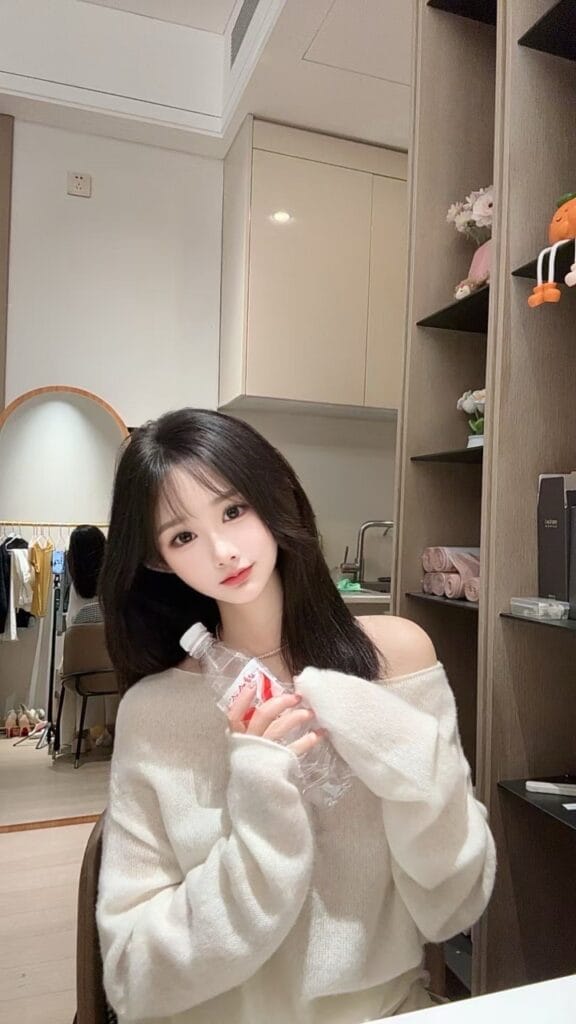 深圳外围 精致小纯天然妈生脸05年168C学生兼职 初恋女友感拉满 个人写真