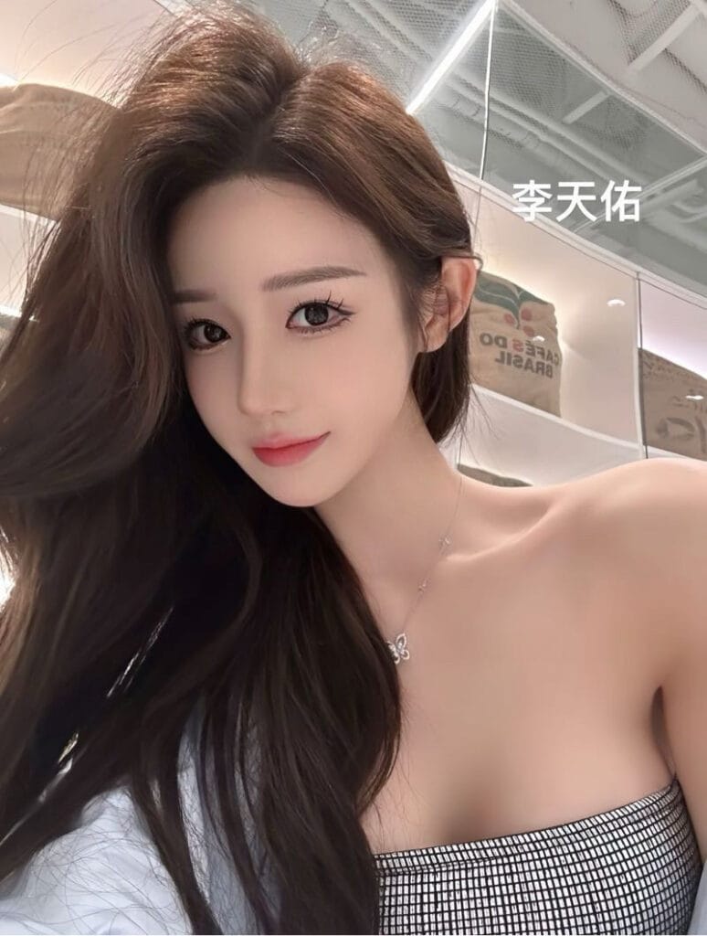 上海外围 02年网红名媛177CM筷子腿 可御可甜第一次下水 生活照