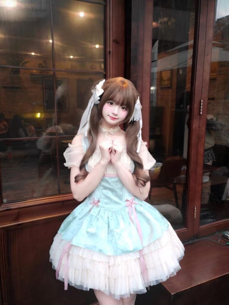上海外围 静安08年JK小纯萝莉第一天开 168/C声音甜美有cos各种制服 艺术照