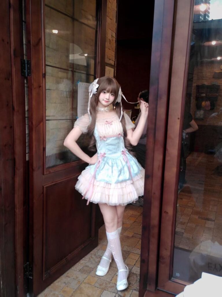 上海外围 静安08年JK小纯萝莉第一天开 168/C声音甜美有cos各种制服 全身照
