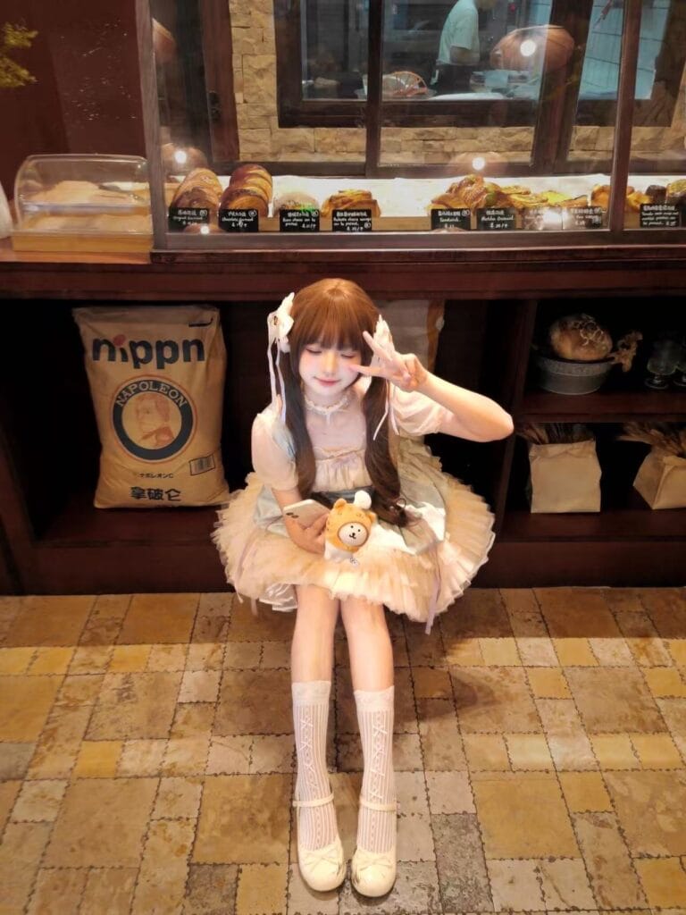 上海外围 静安08年JK小纯萝莉第一天开 168/C声音甜美有cos各种制服 氛围写真