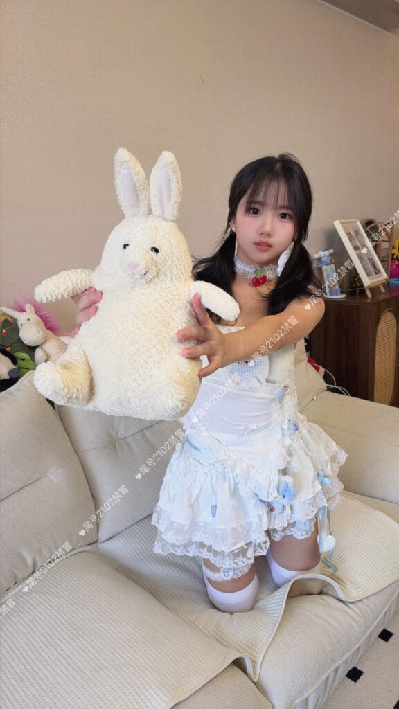 北京外围 朝阳区全网最真实刚满18首次下海 165C全能高中白虎嫩妹 氛围写真