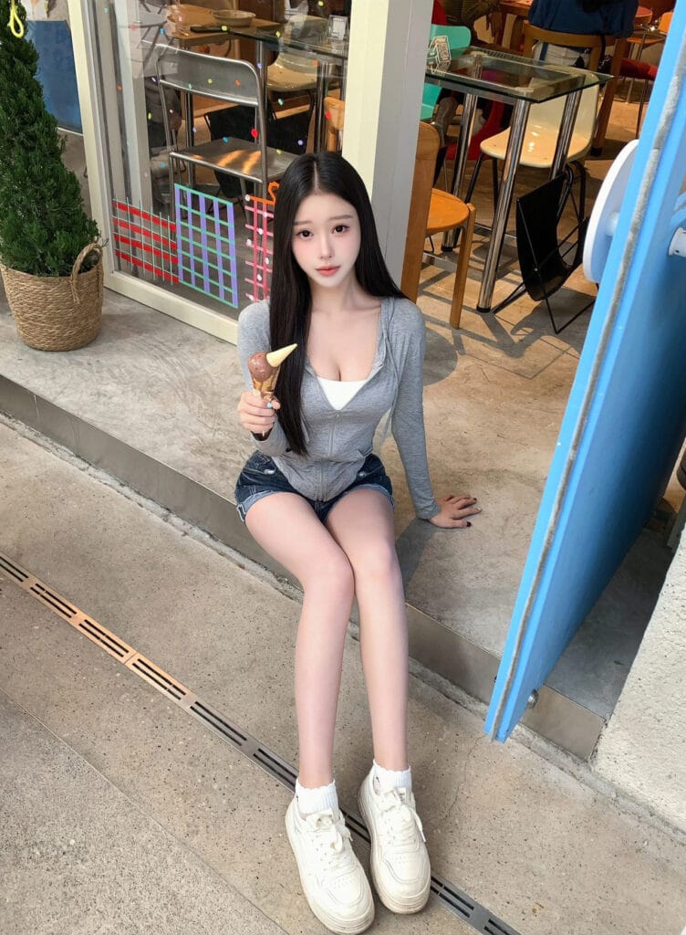 深圳外围 福田白小纯新人170D童颜巨乳兼职短开 06年乖巧可爱款 个人写真