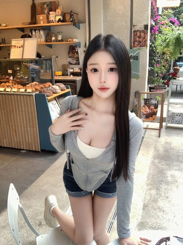 深圳外围 福田白小纯新人170D童颜巨乳兼职短开 06年乖巧可爱款 氛围写真