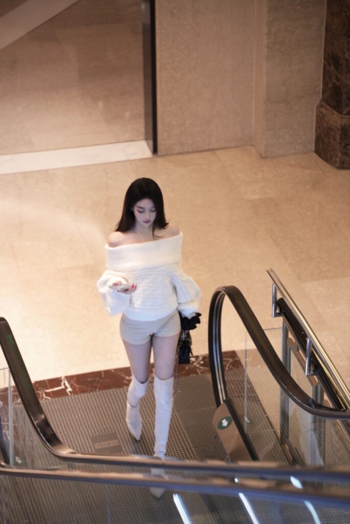 深圳外围 南山04年清纯冷感美少女 168C天然胸很挺不垂可御可甜 氛围写真